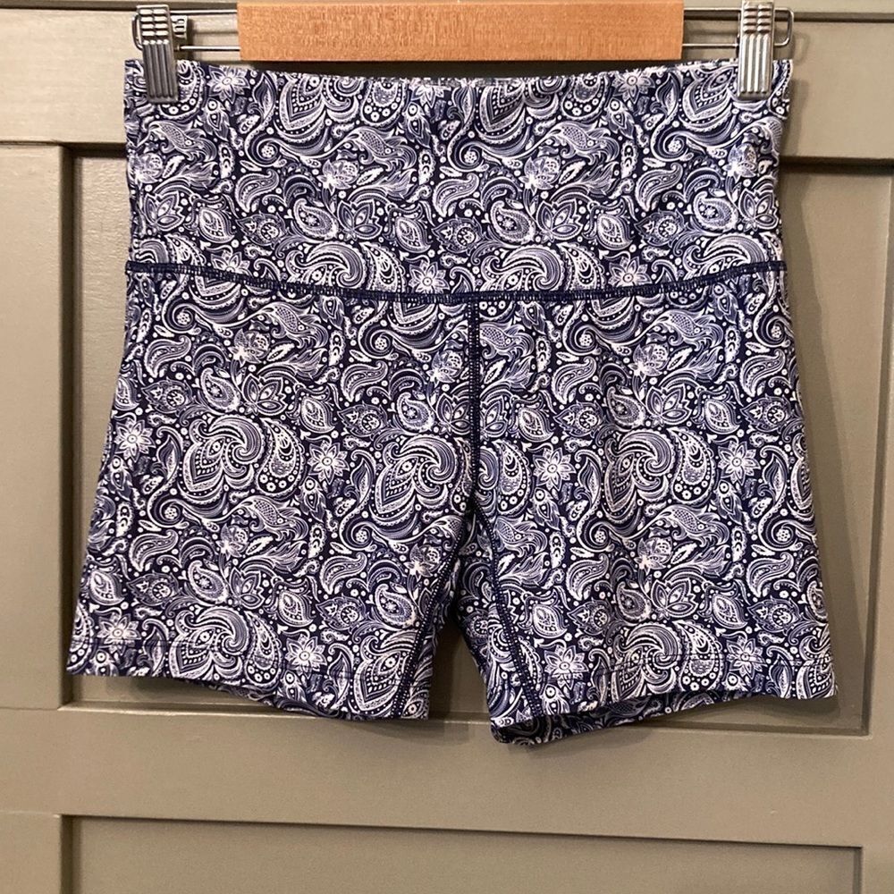 LORNA Jane Paisley Printed High Waisted High Rise Bike Shorts Blue & White Small